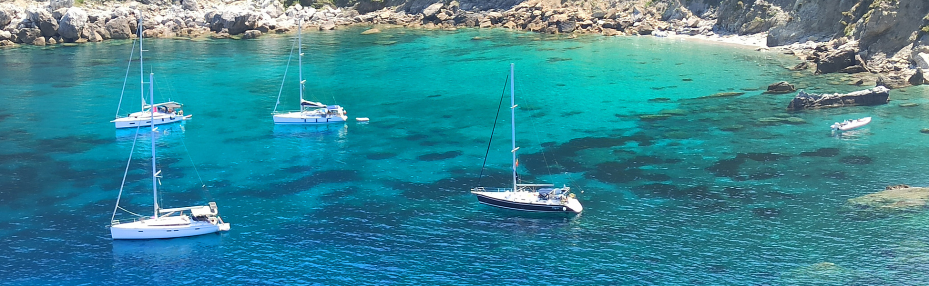 Blick in die Bucht vor der Abba Mamma Mia Kirche auf Skopelos